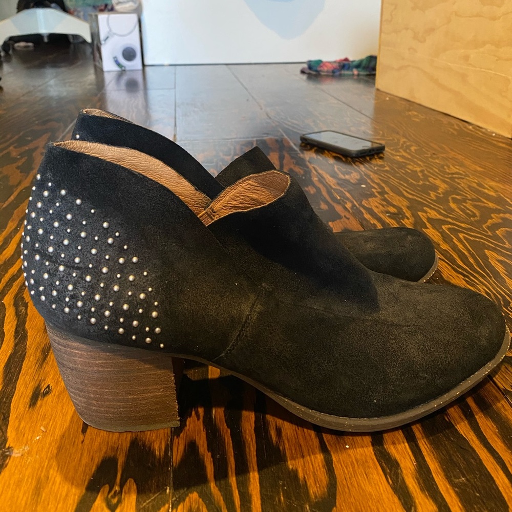black naya boots